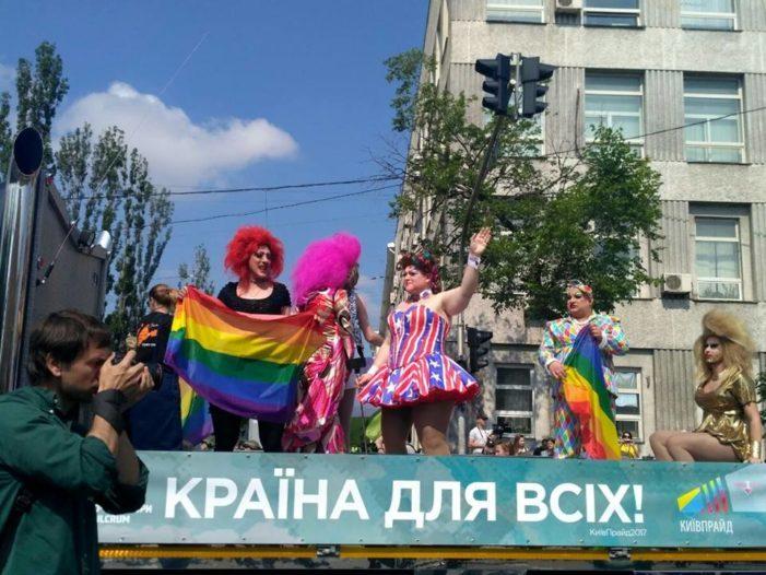 Начались столкновения сторонников и противников гей-парада в Киеве, слышны взрывы петард (видео)