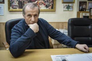Писатель Веллер облил водой ведущую «Эха Москвы» и метнул в нее кружку