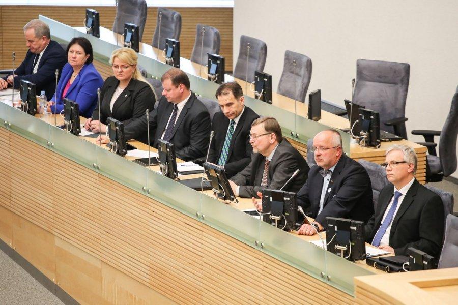 Популярность премьера и правительства снижается