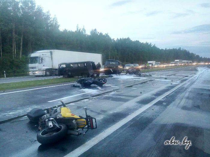 УАЗ врезался в колонну байкеров на трассе М1? в Беларуси