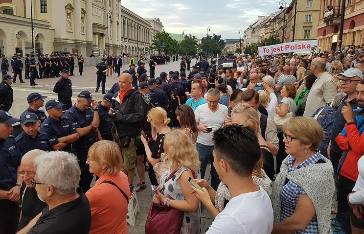 В Варшаве несколько тысяч человек принимают участие в антиправительственной демонстрации