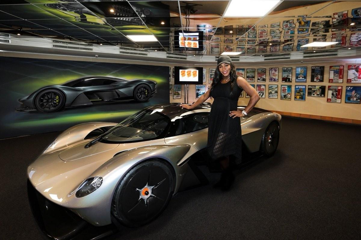 Aston Martin впервые показала фото "Валькирии"