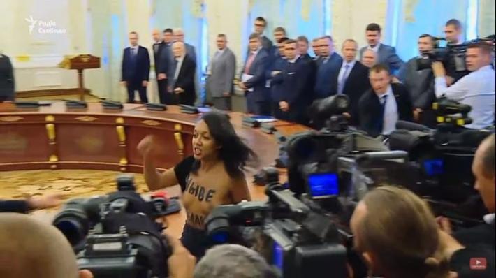 Украинка бросилась на Лукашенко с обнаженной грудью (видео)