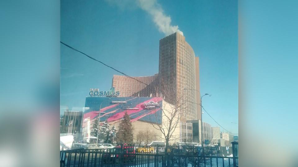 Горит московская гостиница "Космос"