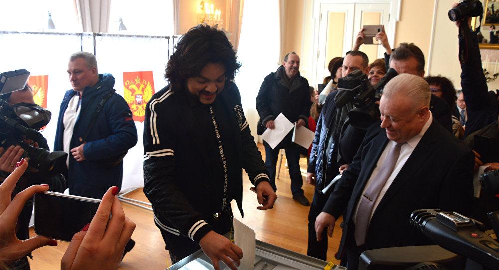 Филипп Киркоров в Вильнюсе проголосовал на выборах президента РФ /добавлено видео/